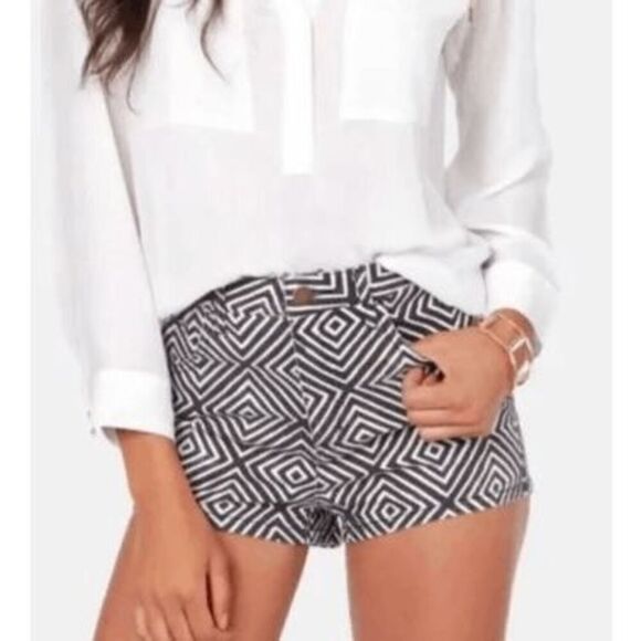 BillaBong Jeans Women's Size 11 Black White Geometric Pattern High Waist Shorts - Picture 1 of 6